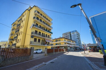 Condominio sul lungomare servito
